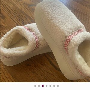 New are you feeling Uggish? These TAZZ design Slip-On Shoes - Cream are for you